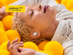 Jabra Elite 7 Pro wireless earbuds cover, protective case for Jabra headphones, black, stylish design.