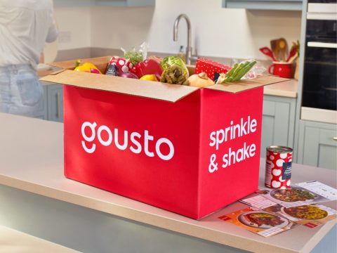 Gousto Gousto meal kit box with fresh ingredients, ready to cook. Delicious recipes for home cooking.